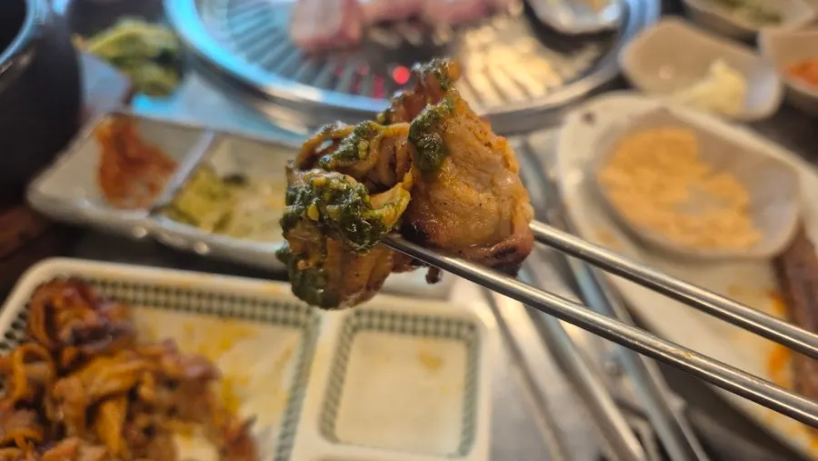 Plate combining meat and side dishes