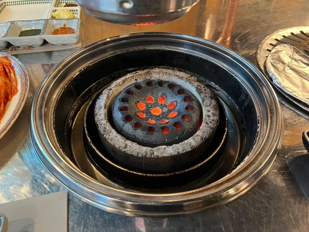 연탄불이 올라온 감골연탄집 테이블