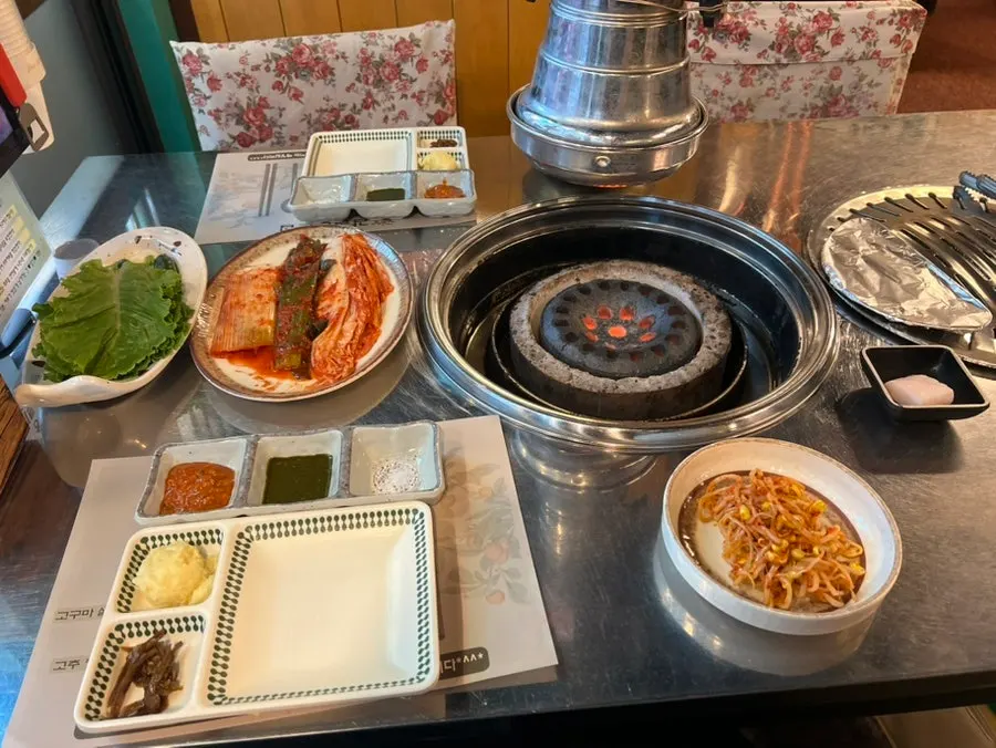 정갈하게 준비된 기본 테이블 세팅