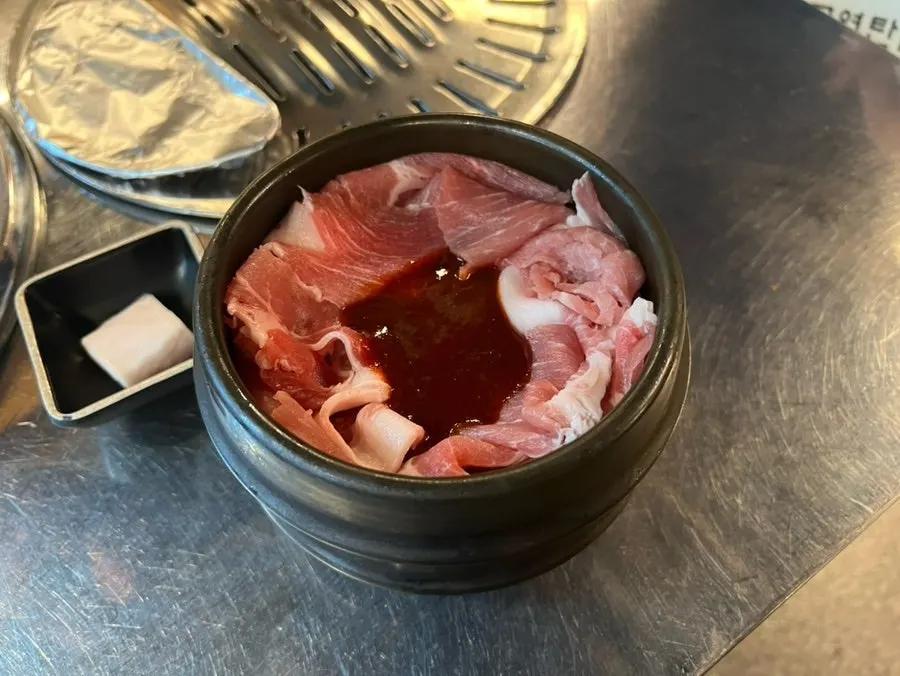연탄불에 올린 고추장연탄불고기
