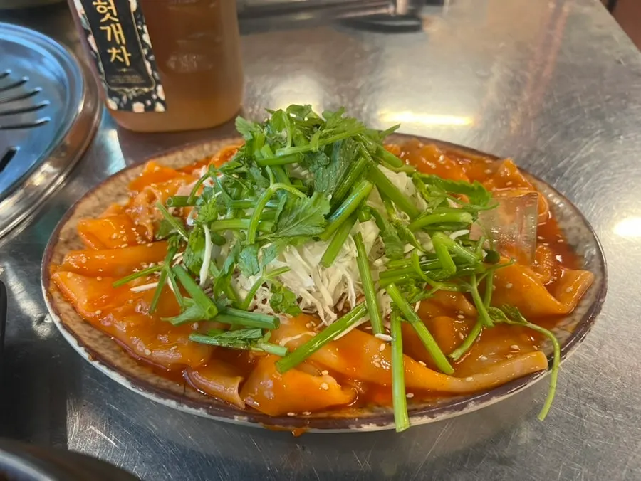 감골연탄집 납작비빔면 한 그릇