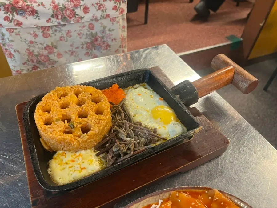 납작비빔면에 연탄불고기 한 점 올린 모습