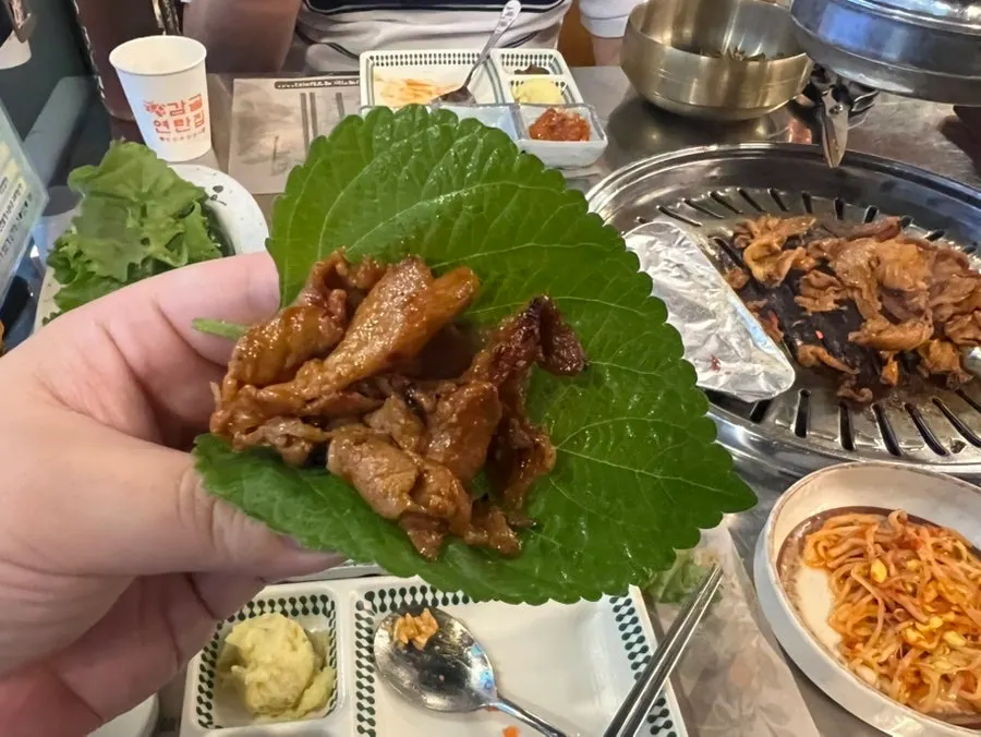 깍뚝하게 썬 재료가 들어간 연탄볶음밥