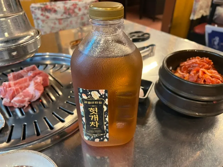 고기와 사이드 메뉴를 함께 차린 테이블