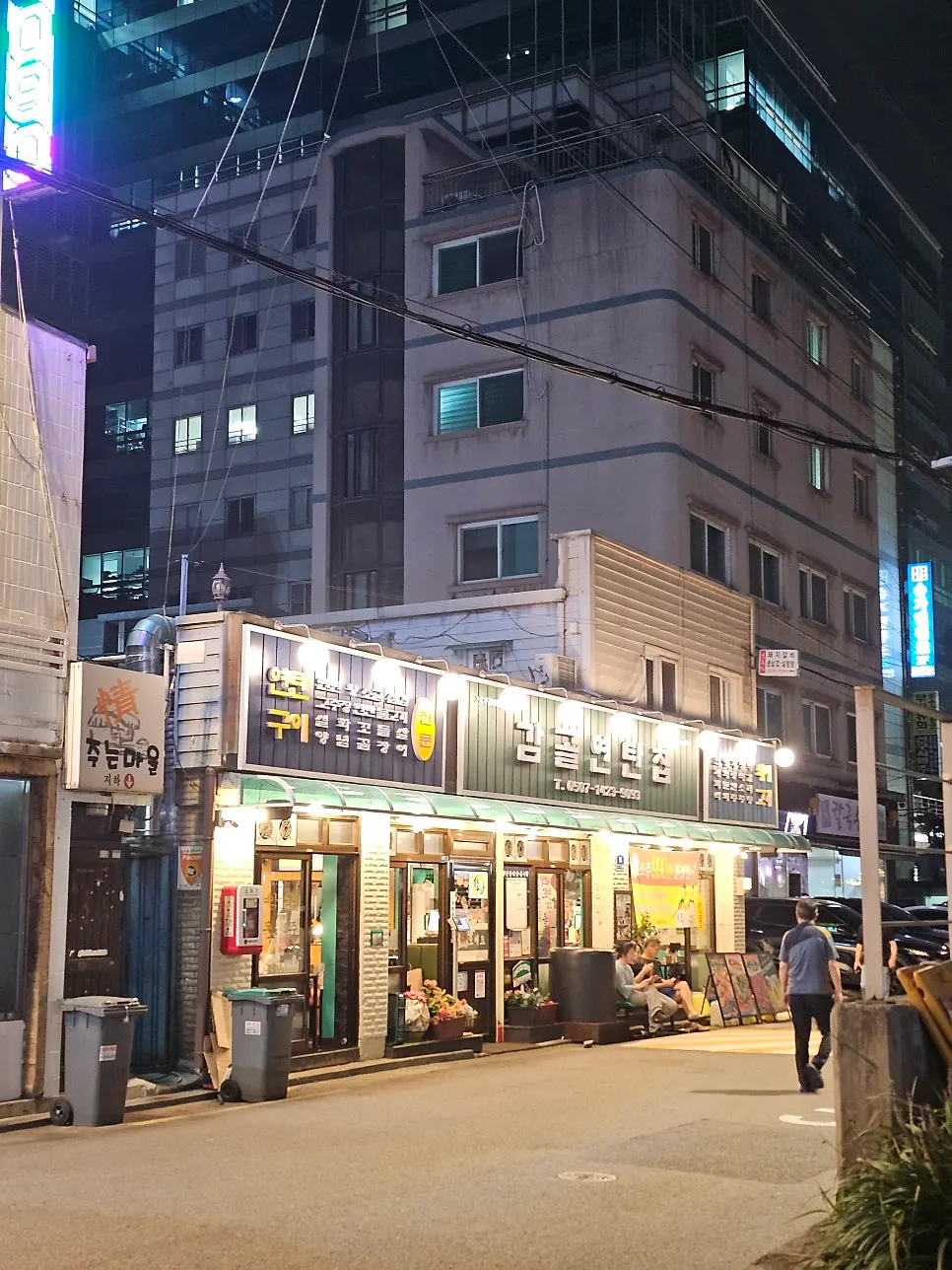 The lit-up exterior of Gamgol Yeontan-jip Seonyudo Station Branch
