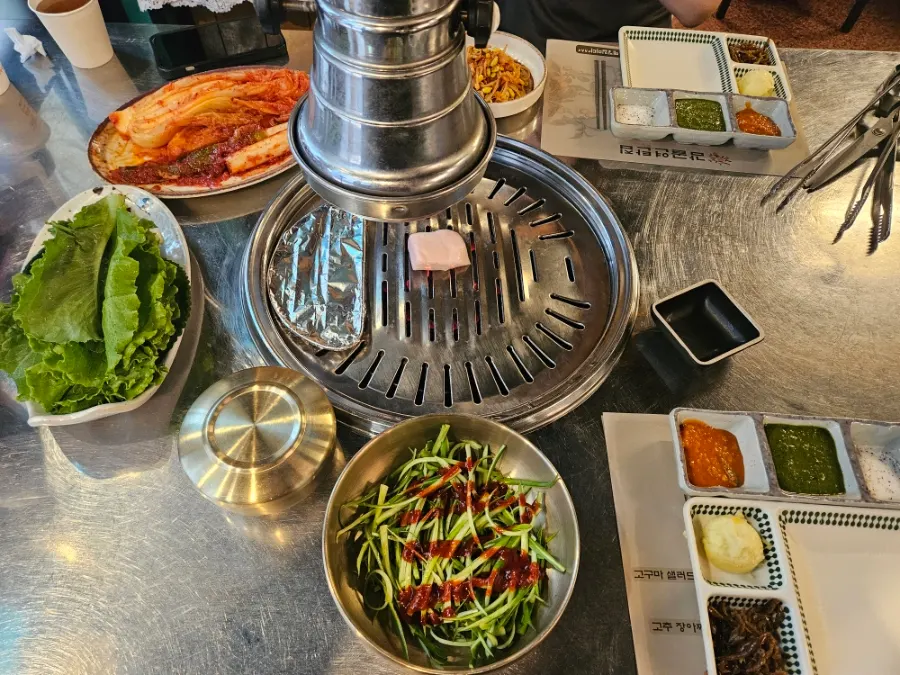 연탄불로 세팅된 불판