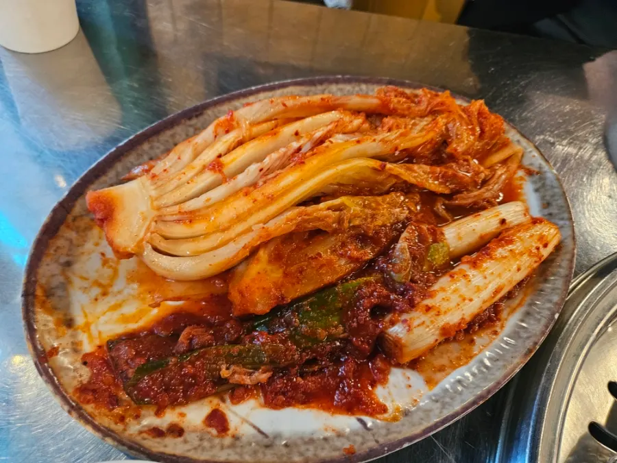 연탄 화로 위 불판 세팅 모습
