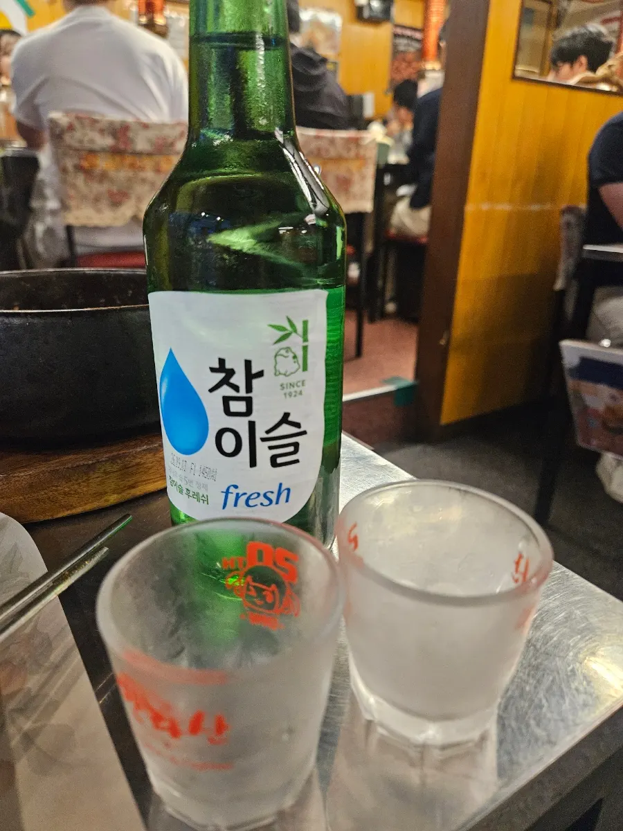 고기 상차림과 함께 놓인 소주