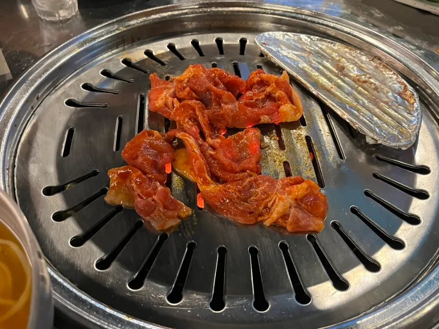 불판에 올린 고추장 연탄 불고기