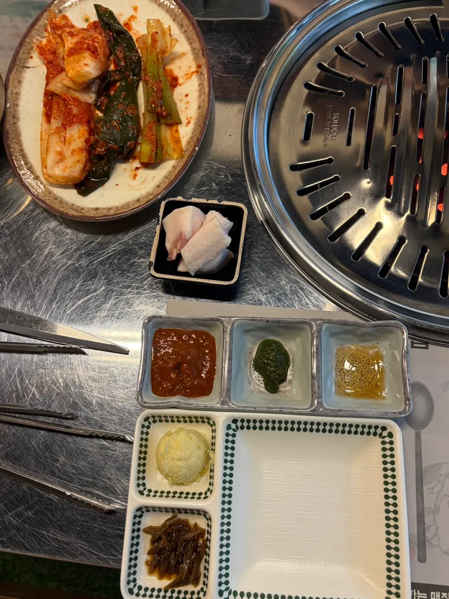 바질쌈장이 놓인 밑반찬 상차림