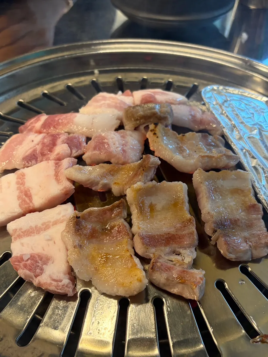 불판에 올려 직접 굽는 연탄 왕소금 삼겹살