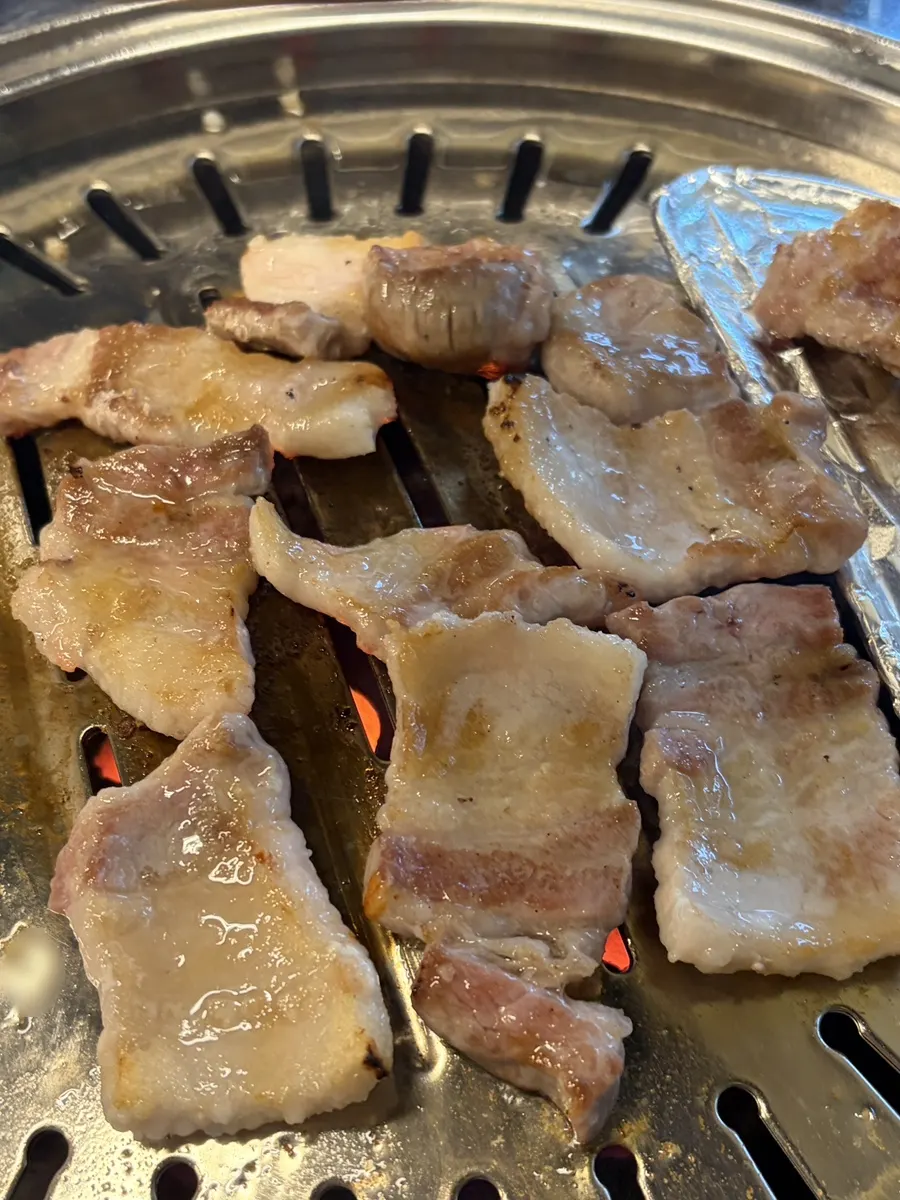 노릇하게 익어가는 삼겹살
