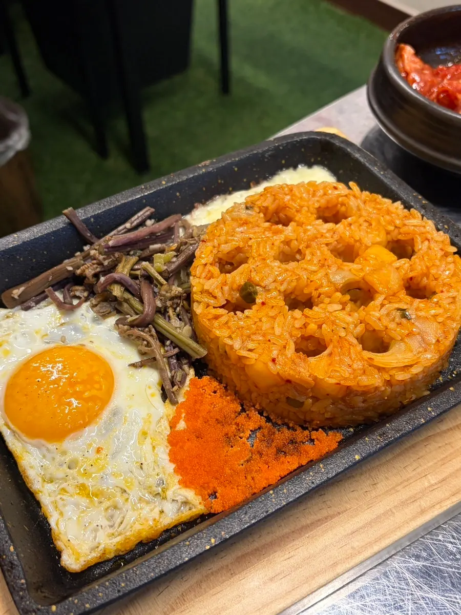비비기 전 깍둑 연탄볶음밥