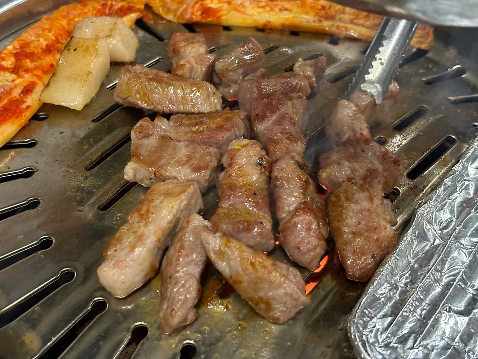 두툼하게 구운 특목살 한 점