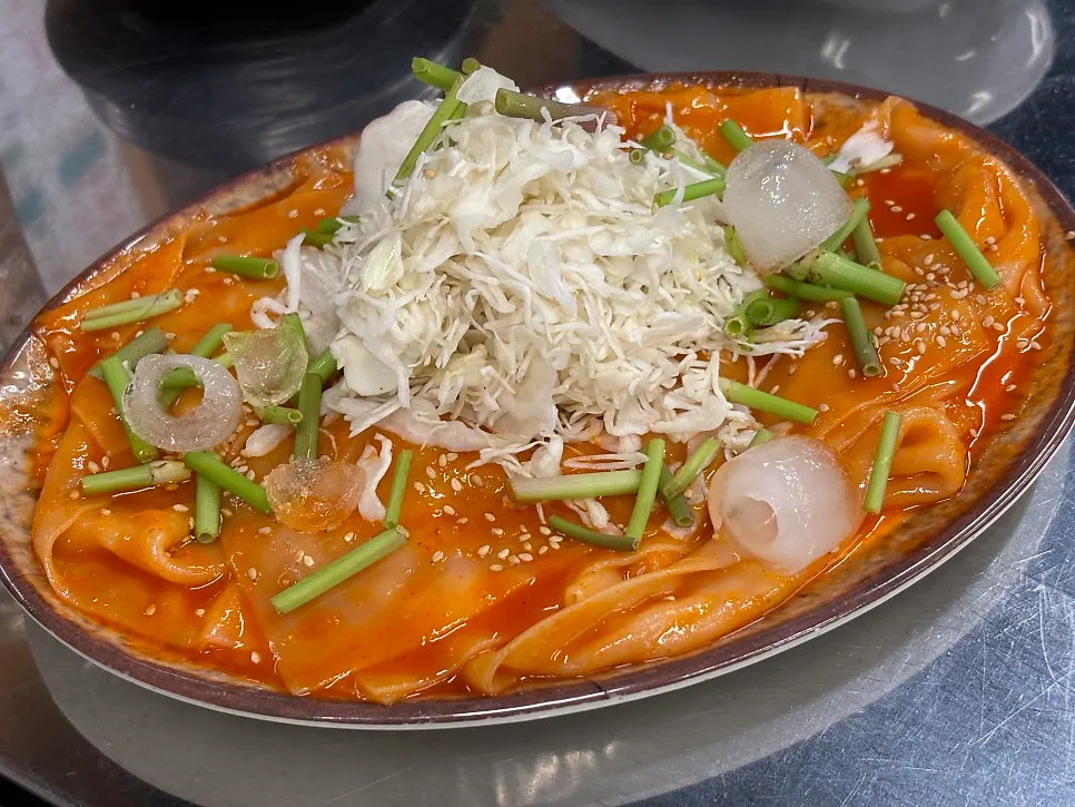 세계 유일 원조 납작비빔면 한 접시