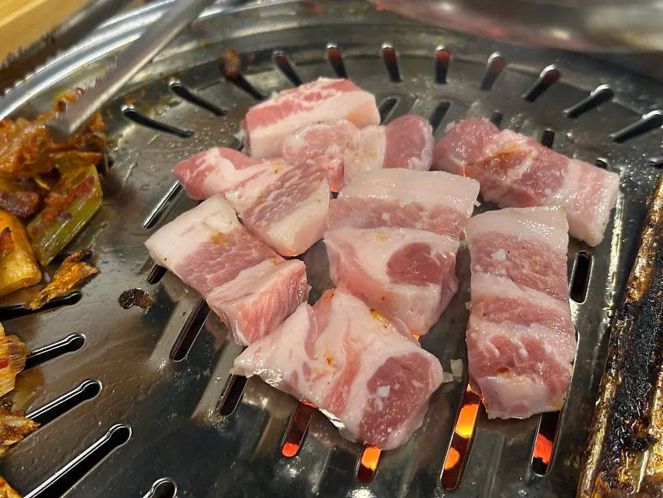 왕소금 뿌려진 연탄 삼겹살