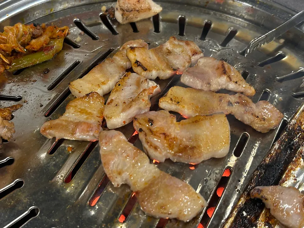 연탄불 위 노릇하게 익은 삼겹살