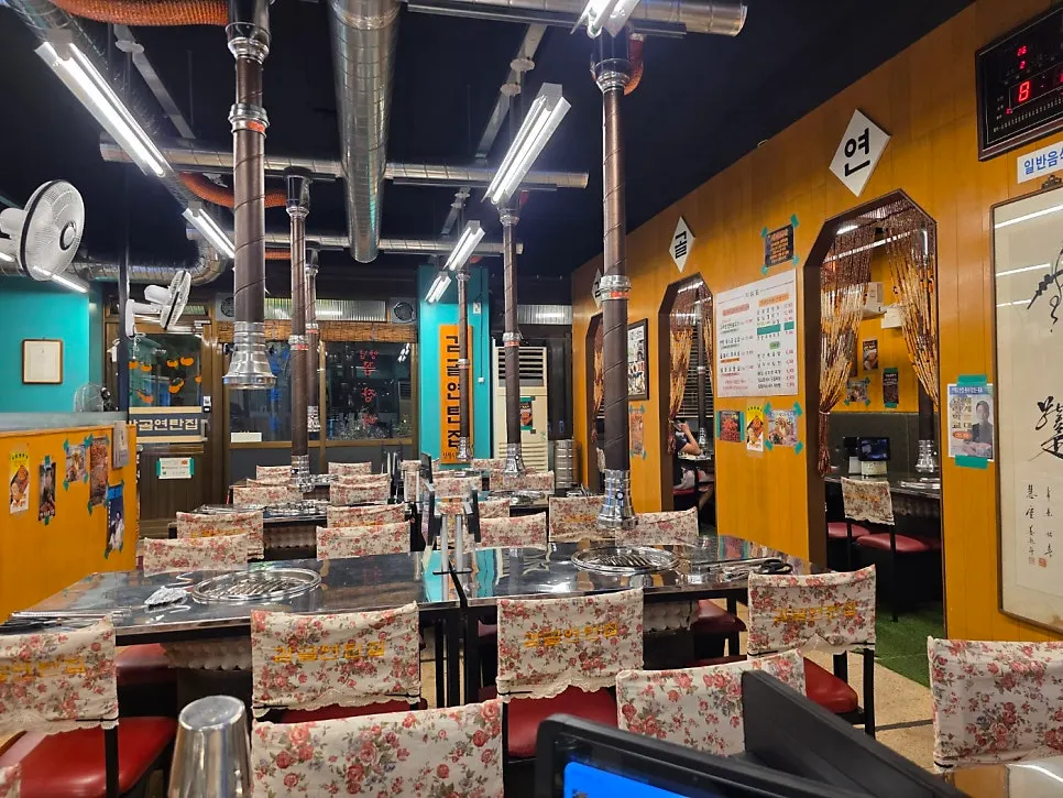 Interior of Gamdol Yeontan Jip with square tables