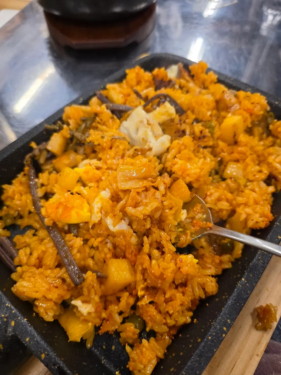 Cubed charcoal fried rice with smoky flavor