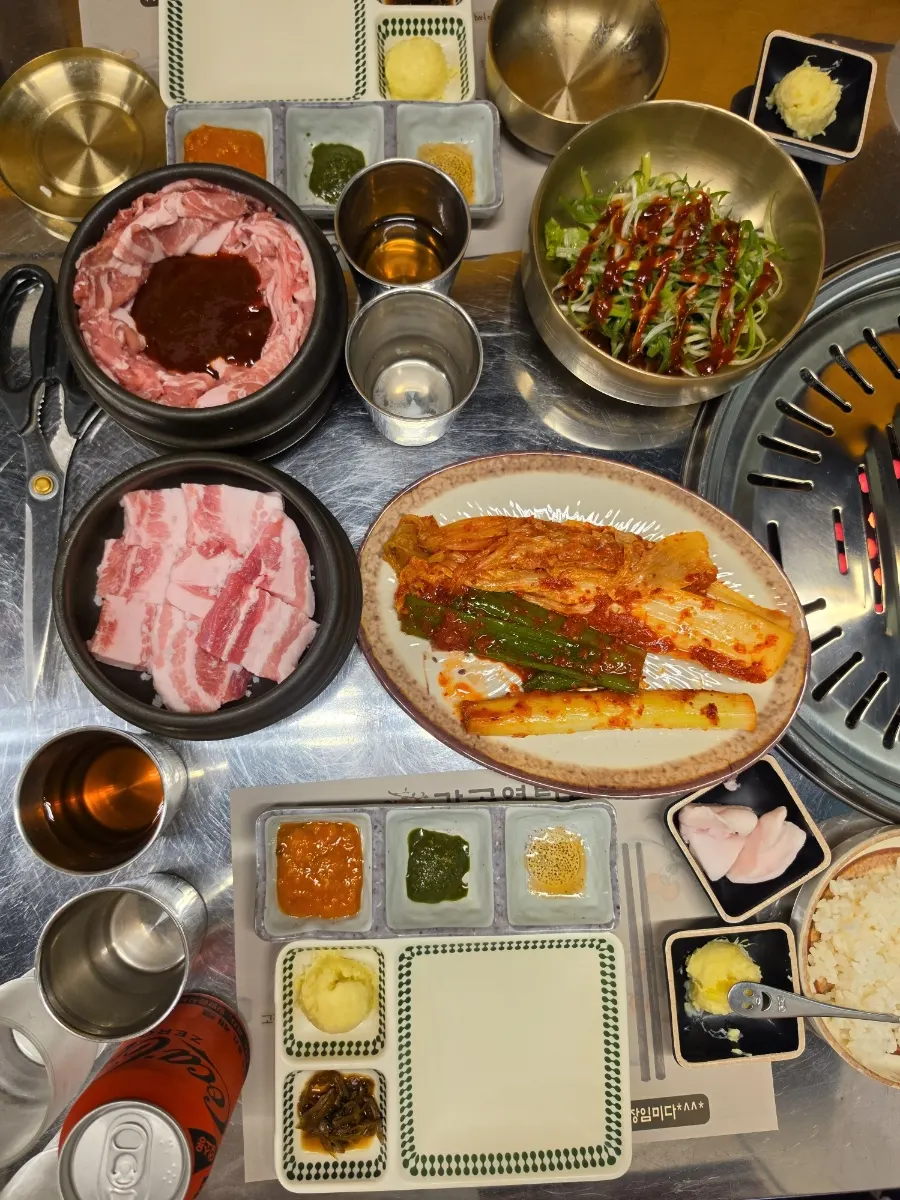 옹기에 담긴 연탄 왕소금 삼겹살과 한상 차림