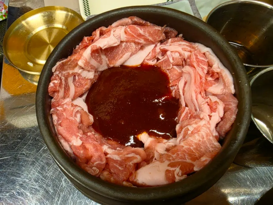 연탄 화덕에서 구워지는 왕소금 삼겹살