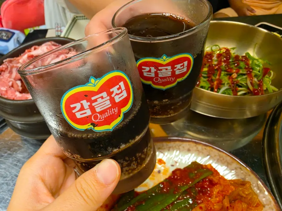감골집 로고 유리잔에 담은 제로콜라