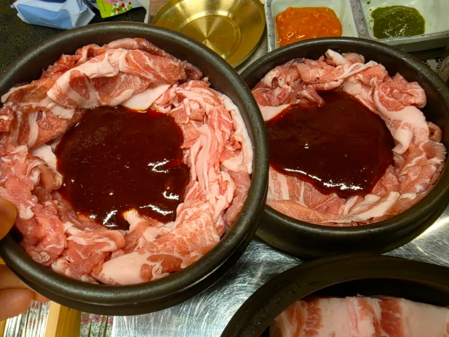 논알콜 매실 하이볼과 소주잔