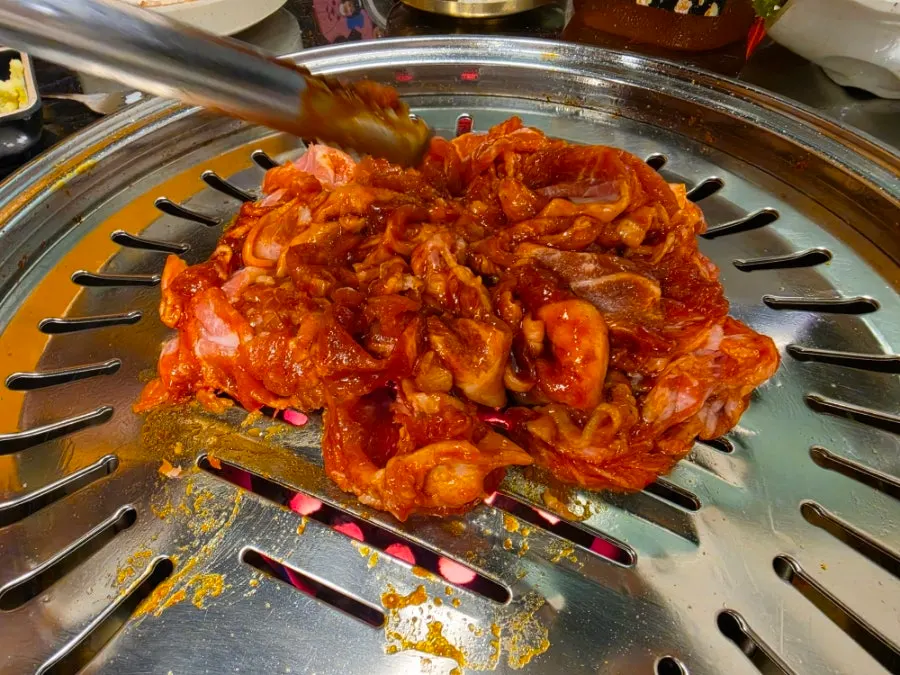 불판에 펼쳐 구운 고추장 연탄 불고기