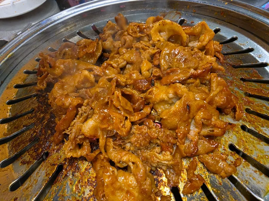 양념이 붙은 고추장 연탄 불고기 클로즈업