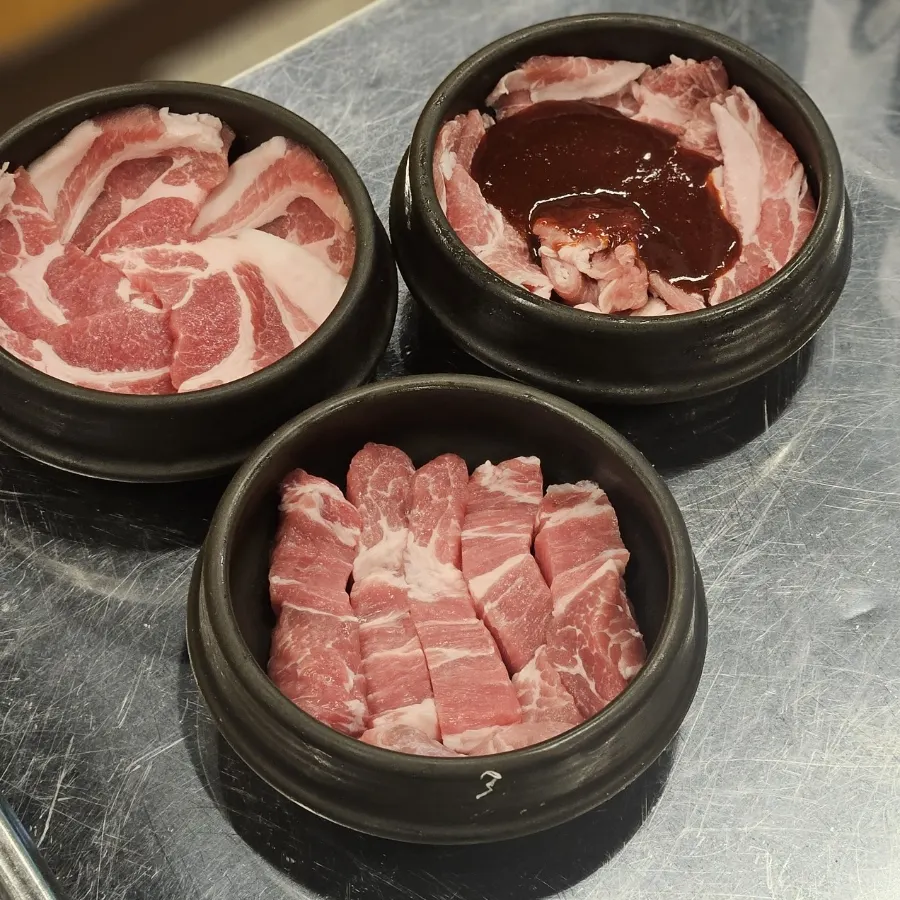 1인분씩 주문한 생고기 세 접시