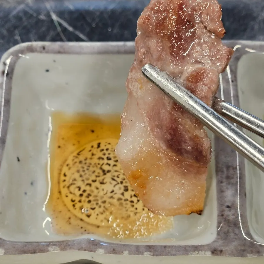 노릇하게 구워진 꼬들살 클로즈업