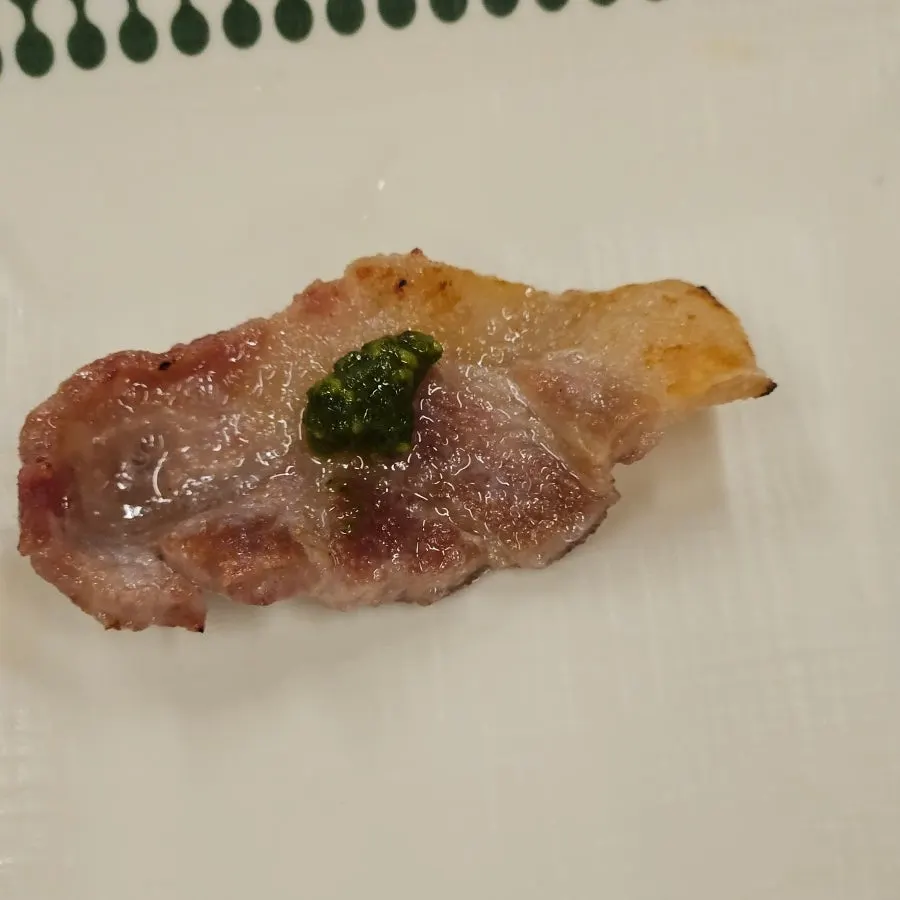 수제 쌈장과 바질 쌈장에 찍은 고기