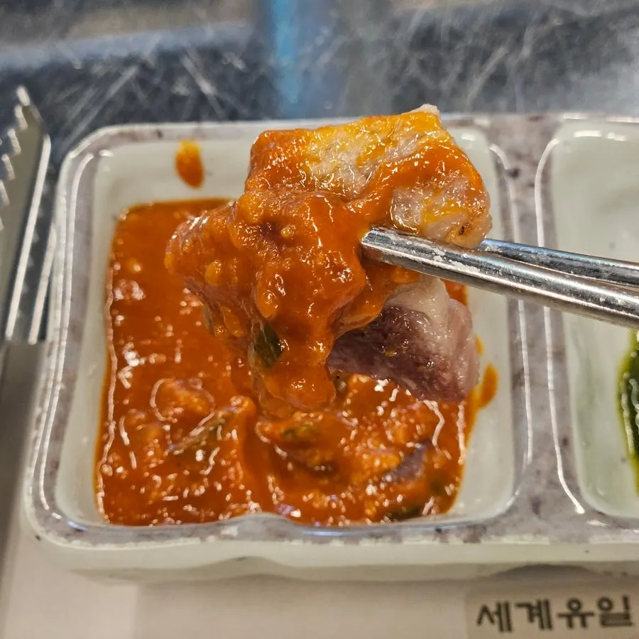 방앗간 참기름장과 파채 곁들인 고기