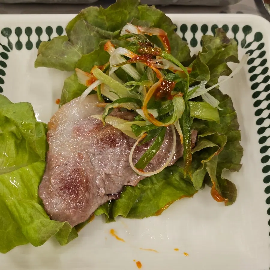 쌈에 싸 먹는 연탄구이 한 점