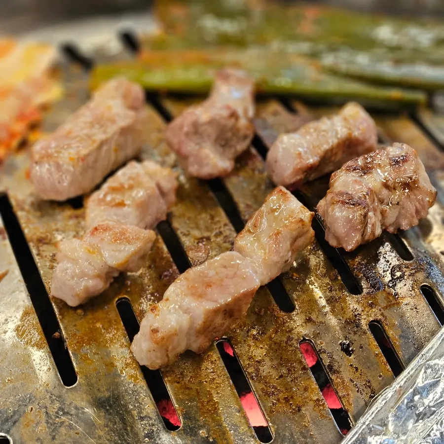 연탄불에서 익어가는 줄줄이 특목살