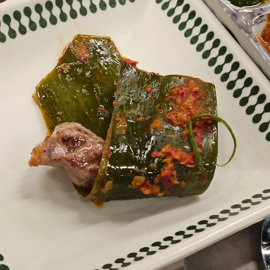 불판에 함께 구운 김치와 특목살