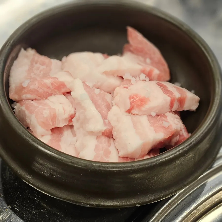 추가 주문한 연탄 왕소금 삼겹 생고기