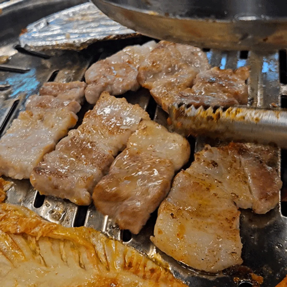 연탄불에 노릇하게 구워진 왕소금 삼겹살