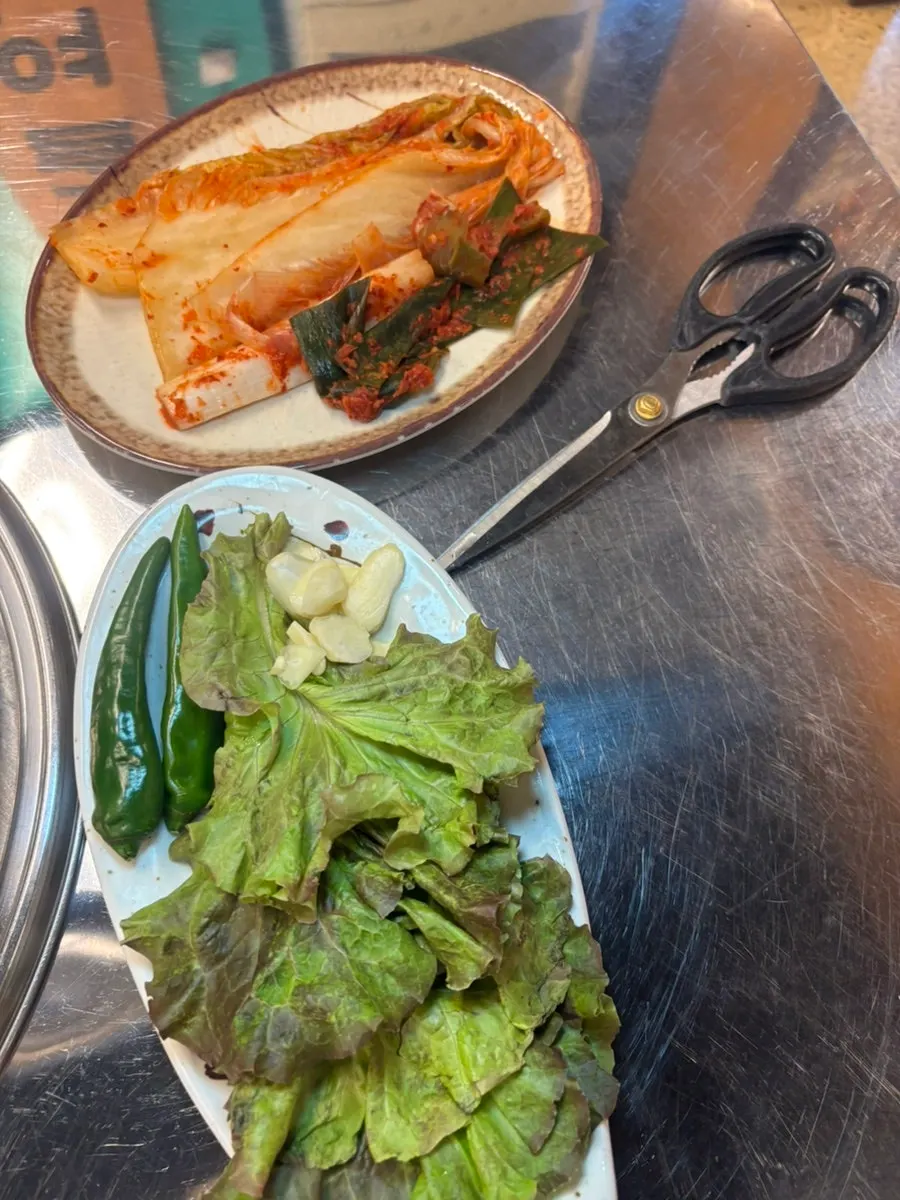 골목 입구에서 본 감골연탄집 외관