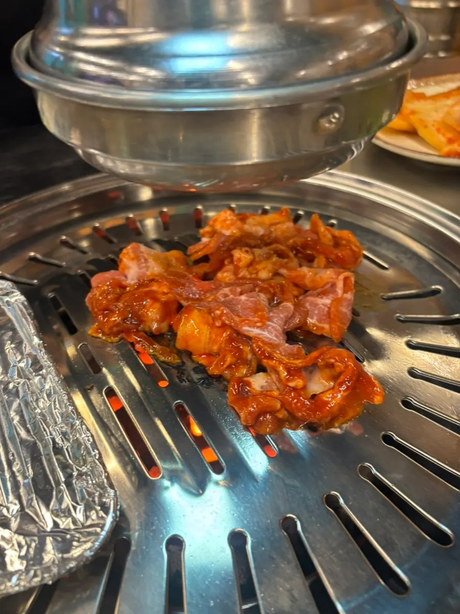 매장 앞 골목과 입구 모습