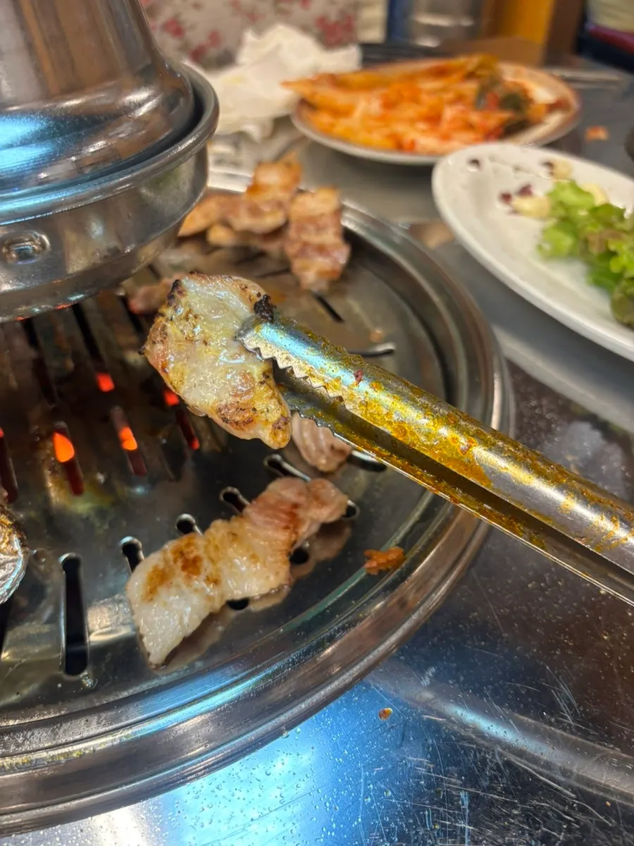 테이블에 올려진 진짜 연탄 불판