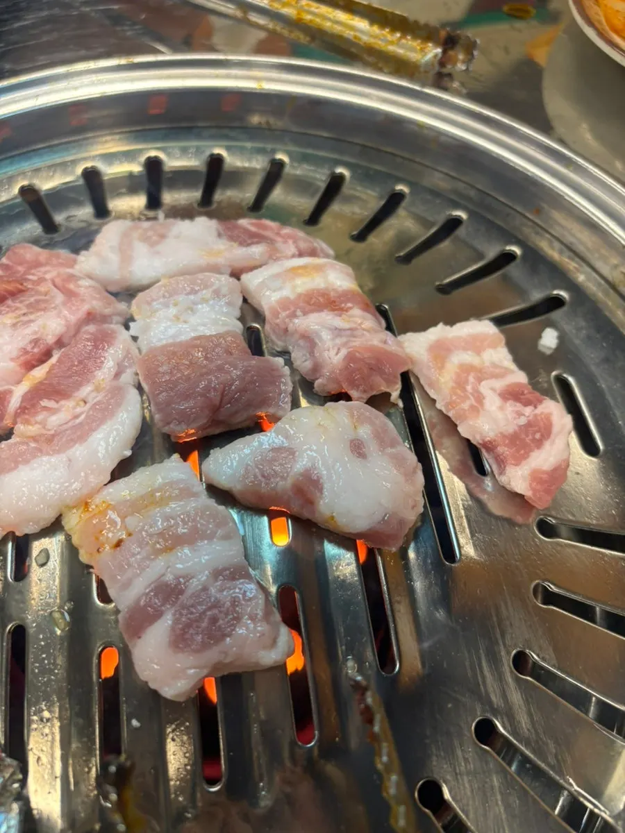 기본 반찬으로 나온 배추김치와 파김치