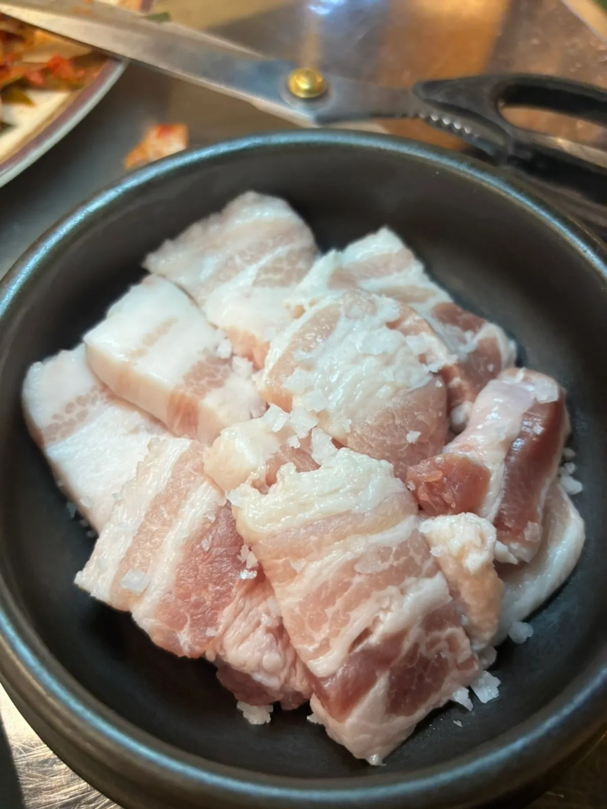 연탄불에 구워진 소금구이 삼겹살