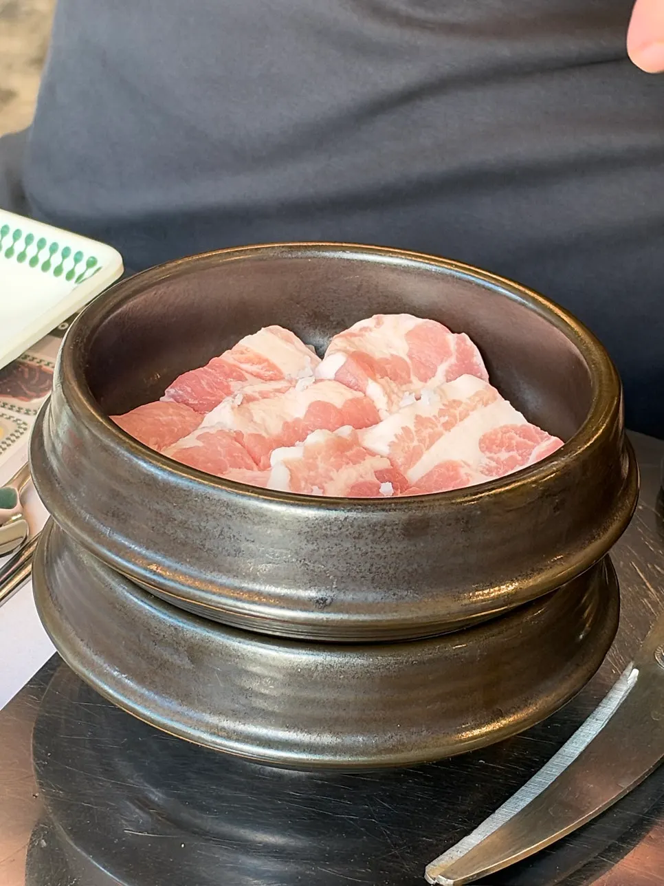 4인이 주문한 고기와 반찬 한 상