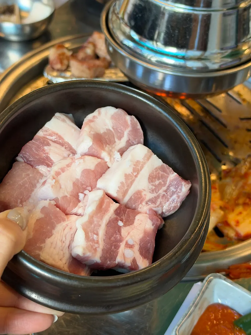 뚝배기에 담겨 나온 연탄구이용 고기