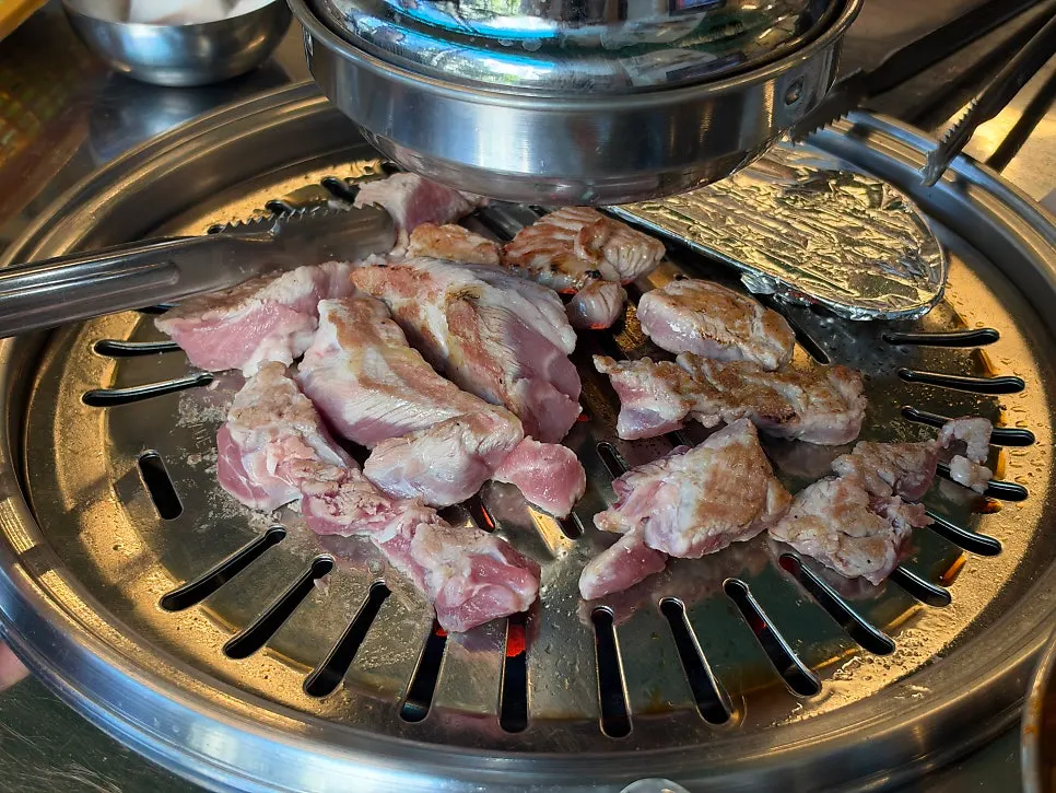 김치와 파김치를 함께 올린 불판