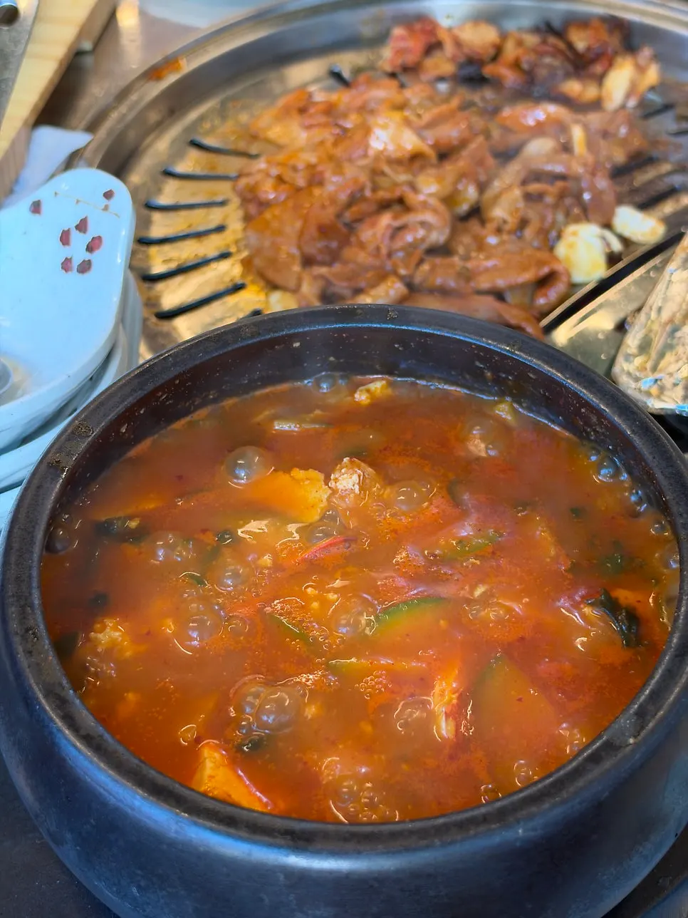 연탄 모양으로 나온 연탄볶음밥