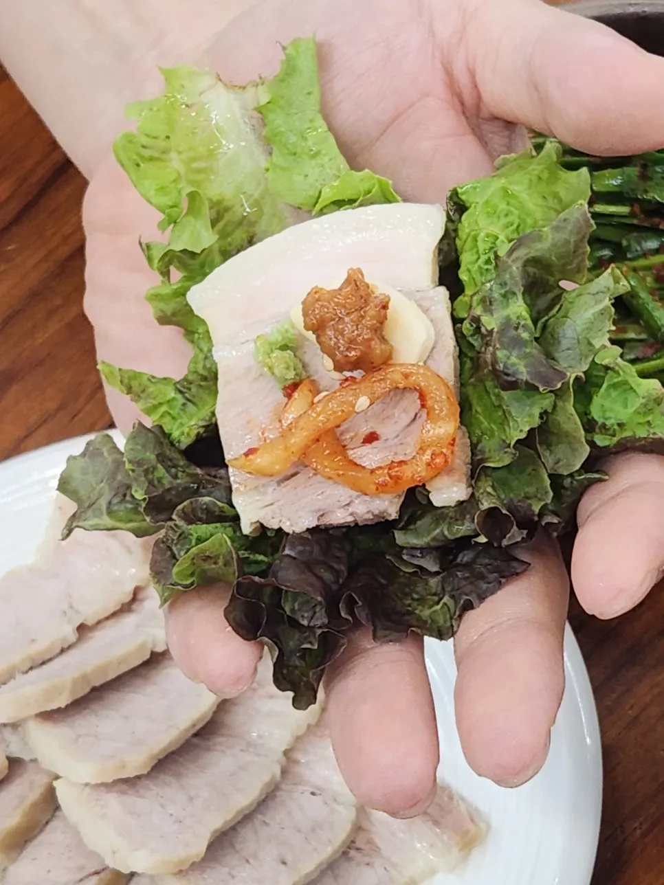 따뜻하게 삶아낸 삼겹살 수육