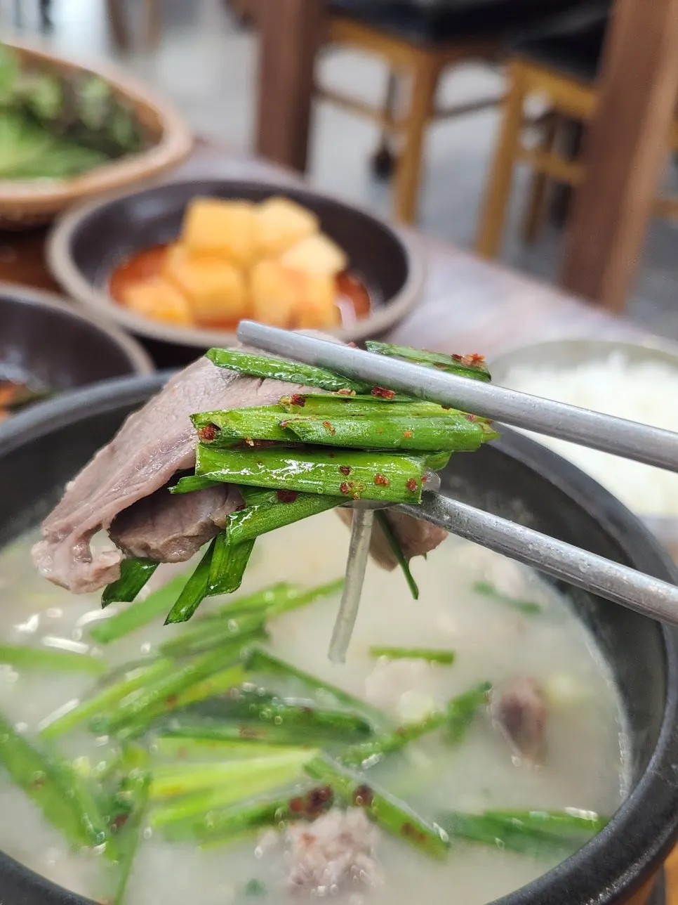 깊고 깔끔한 돼지국밥 국물