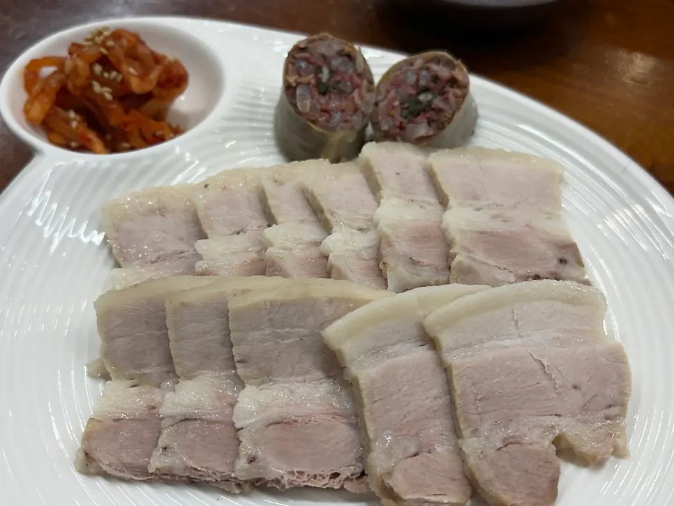 Gukbap with chives and boiled pork belly